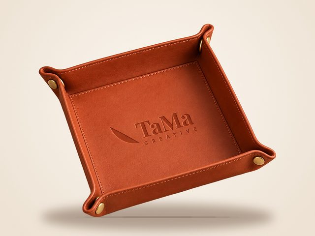 Mockup ilustrativo: bandeja porta-objetos caramelo com a marca TaMa