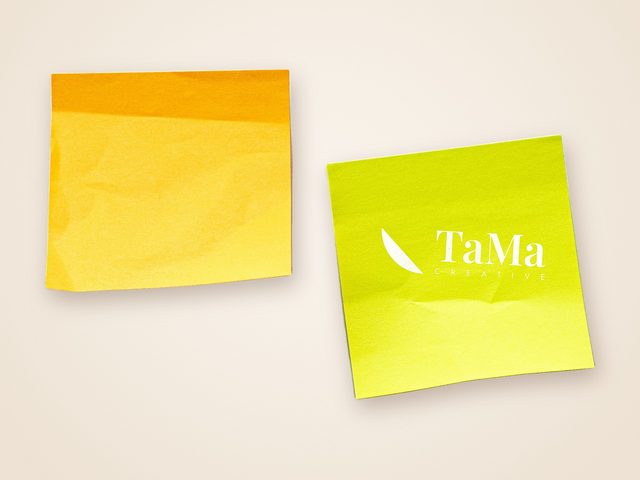 Mockup ilustrativo: bloco adesivo amarelo com a marca TaMa