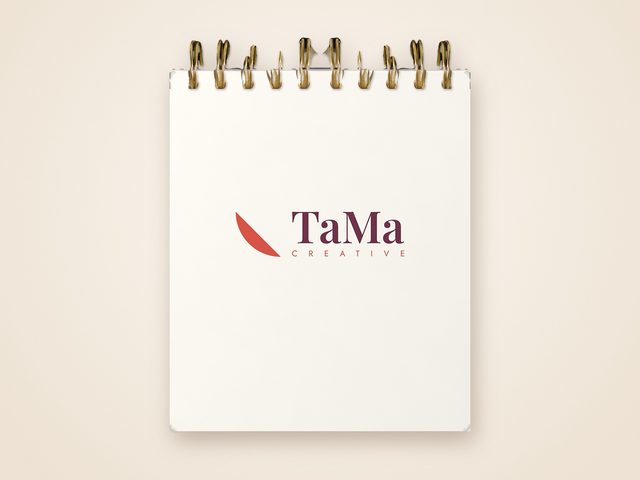 Mockup ilustrativo: bloco de anotações branco com a marca TaMa