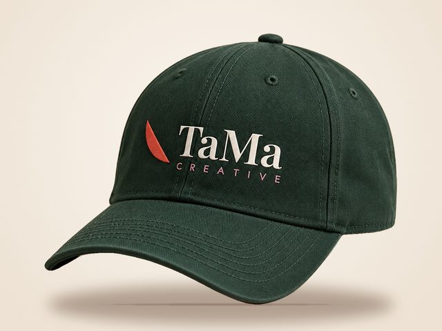 Mockup ilustrativo: boné de algodão verde com a marca TaMa