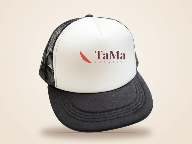 Mockup ilustrativo: boné promocional preto e branco com a marca TaMa