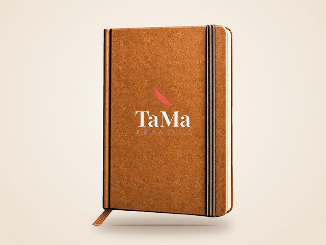 Mockup ilustrativo: caderneta laranja com a marca TaMa