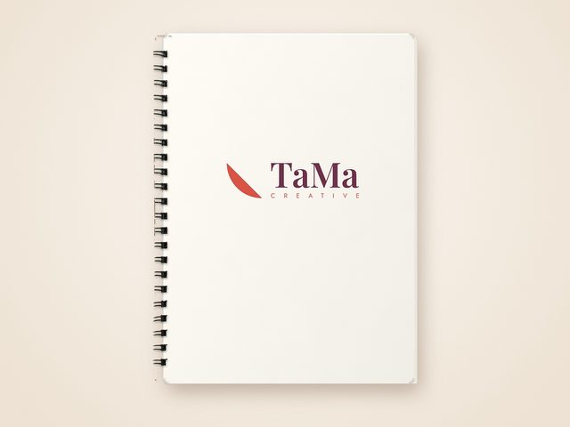 Mockup ilustrativo: caderno com espiral branco com a marca TaMa
