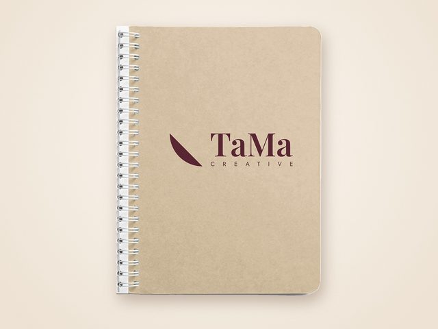 Mockup ilustrativo: caderno com capa kraft com a marca TaMa