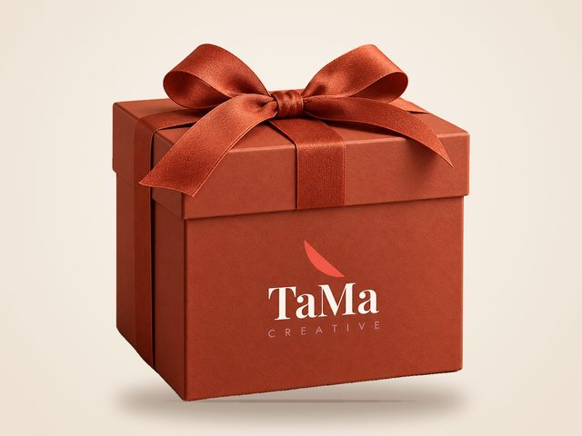Mockup ilustrativo: caixa para presente terracota com a marca TaMa