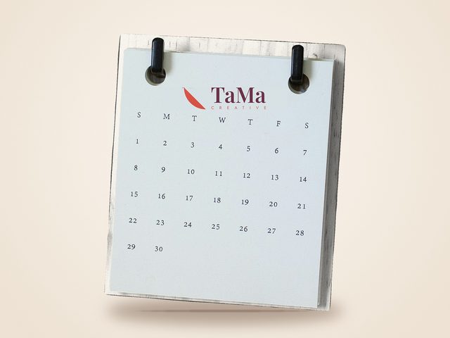 Mockup ilustrativo: calendário de mesa branco com a marca TaMa