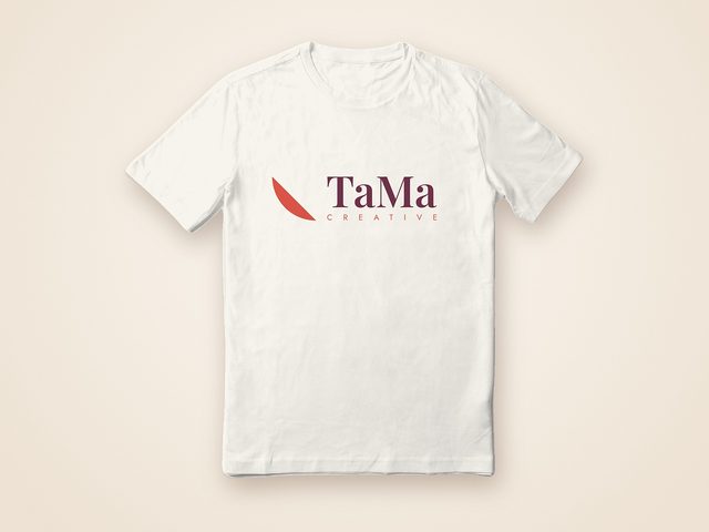 Mockup ilustrativo: camiseta de algodão branco com a marca TaMa