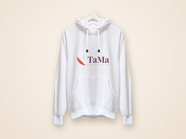 Mockup ilustrativo: moletom com capuz branco com a marca TaMa