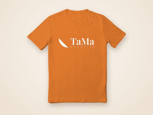 Mockup ilustrativo: camiseta de poliéster laranja com a marca TaMa