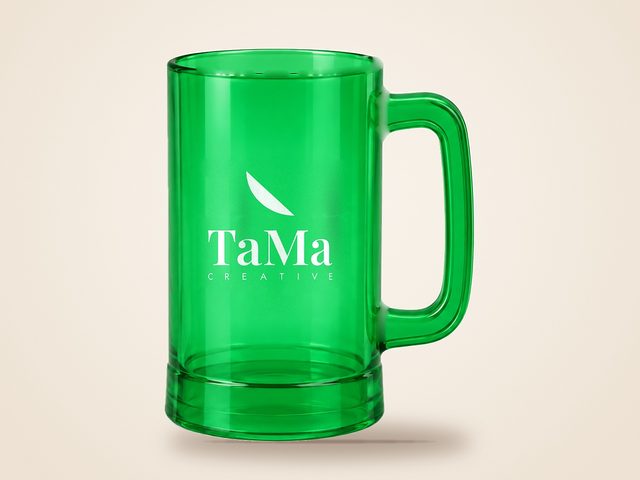 Mockup ilustrativo: caneca de chopp verde translúcido com a marca TaMa