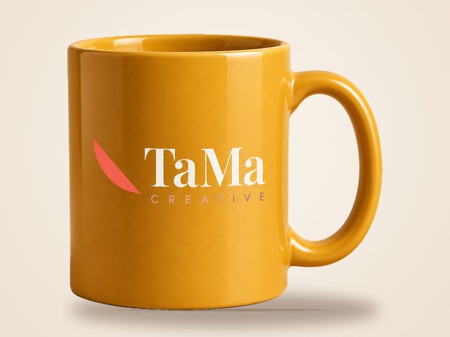Mockup ilustrativo: caneca de cerâmica colorida amarelo com a marca TaMa