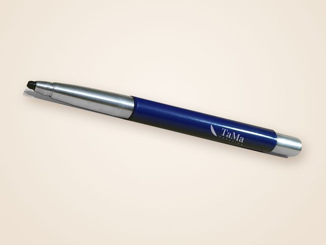 Mockup ilustrativo: caneta metálica azul com a marca TaMa