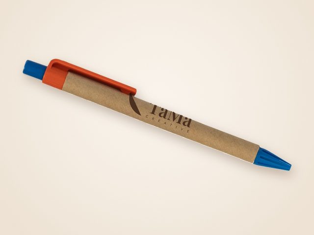 Mockup ilustrativo: caneta de papel reciclado kraft com a marca TaMa