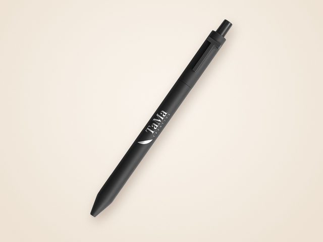 Mockup ilustrativo: caneta plástica preto com a marca TaMa