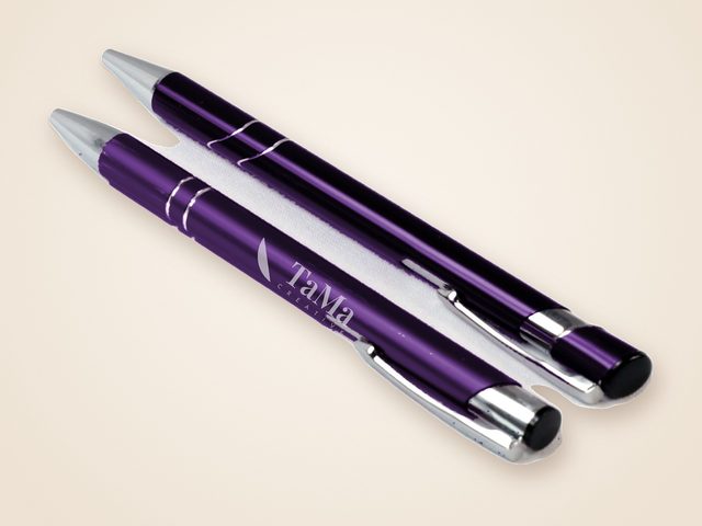 Mockup ilustrativo: caneta com ponteira touch roxo com a marca TaMa