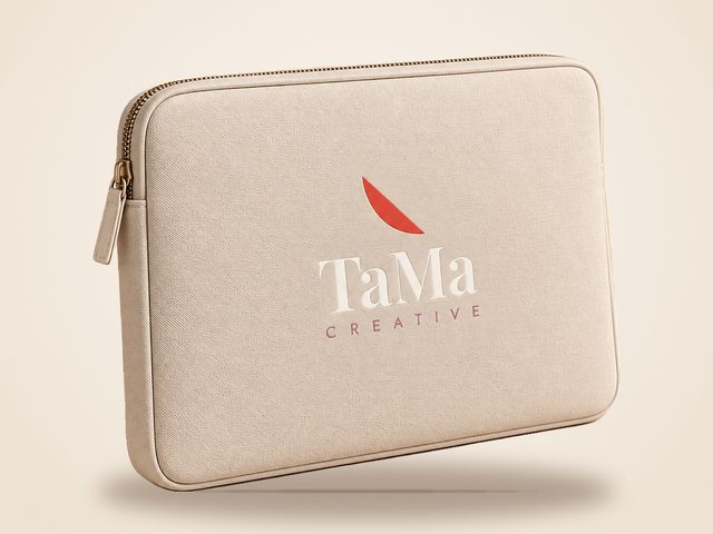 Mockup ilustrativo: capa para notebook bege com a marca TaMa
