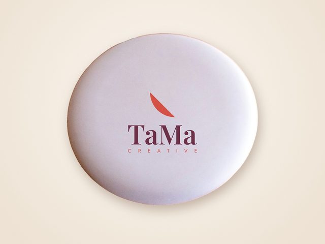 Mockup ilustrativo: carregador sem fio branco com a marca TaMa