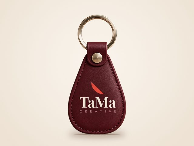 Mockup ilustrativo: chaveiro de couro vinho com a marca TaMa