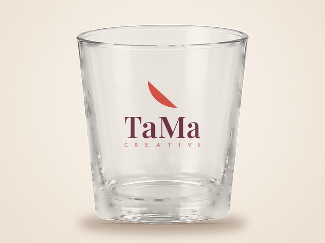 Mockup ilustrativo: copo baixo transparente com a marca TaMa