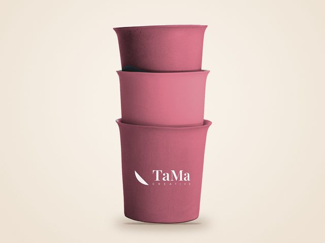 Mockup ilustrativo: copo de fibra de bambu rosa com a marca TaMa