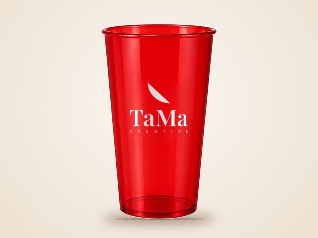 Mockup ilustrativo: copo long drink vermelho translúcido com a marca TaMa