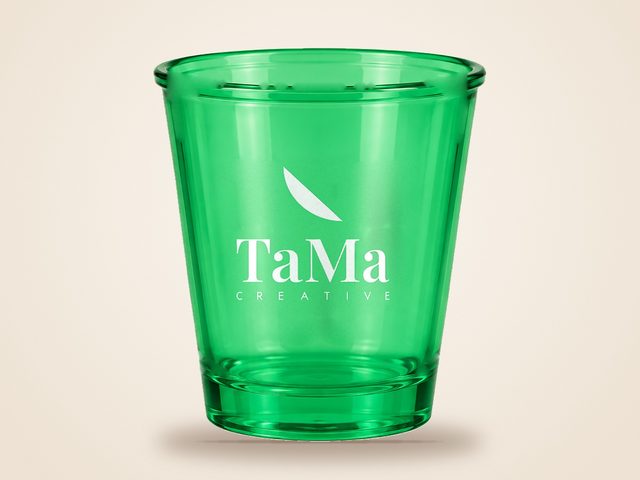 Mockup ilustrativo: copo de shot verde translúcido com a marca TaMa