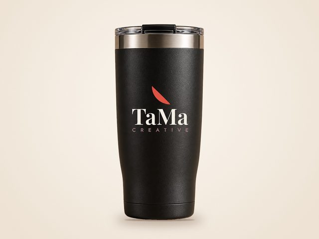 Mockup ilustrativo: copo térmico de inox preto com a marca TaMa