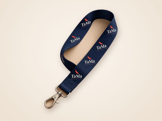 Mockup ilustrativo: cordão para crachá marinho com a marca TaMa