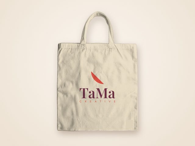 Mockup ilustrativo: ecobag de algodão cru cru com a marca TaMa