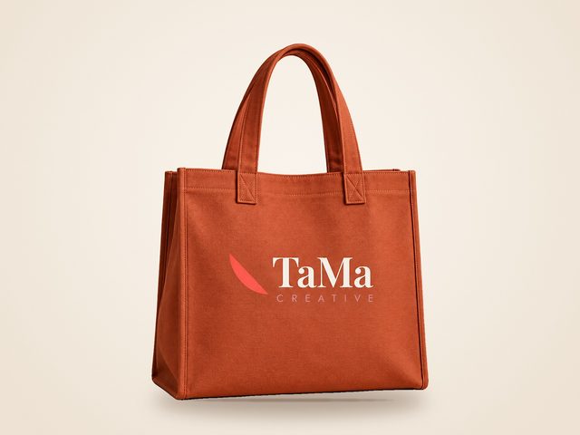 Mockup ilustrativo: ecobag de lona terracota com a marca TaMa