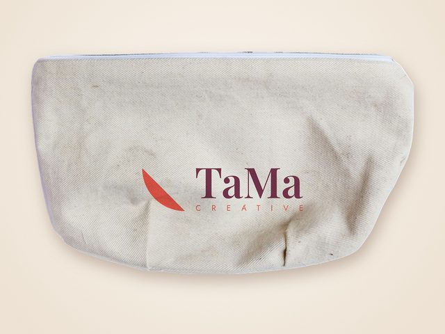 Mockup ilustrativo: estojo de algodão cru com a marca TaMa