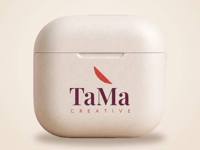 Mockup ilustrativo: fone de ouvido sem fio branco com a marca TaMa