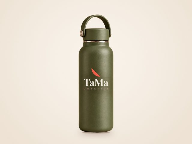Mockup ilustrativo: garrafa térmica com alça verde-oliva com a marca TaMa