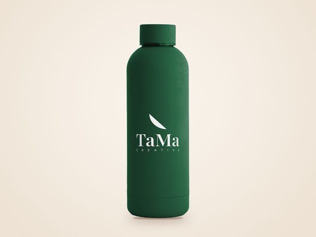Mockup ilustrativo: garrafa de inox verde com a marca TaMa