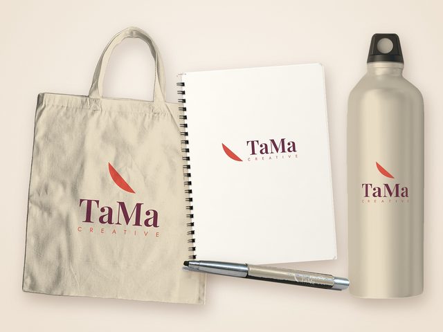 Mockup ilustrativo: itens do kit congresso com a marca TaMa