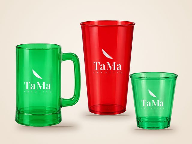 Mockup ilustrativo: itens do kit festa com a marca TaMa