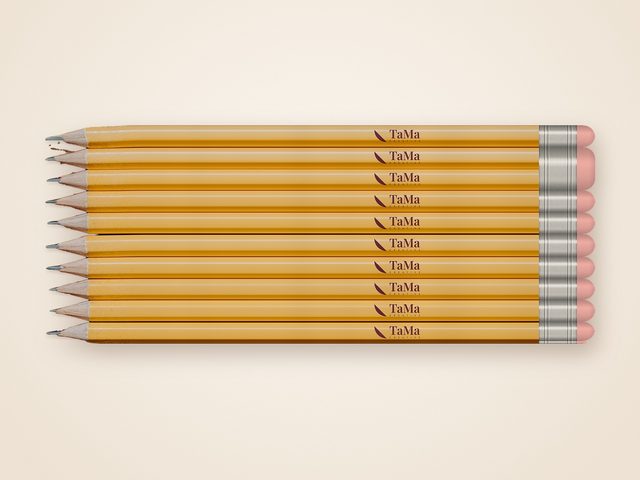 Mockup ilustrativo: lápis personalizado amarelo com a marca TaMa