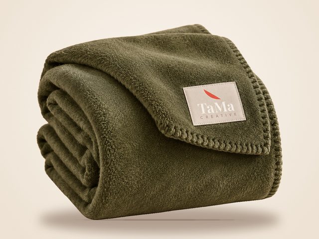 Mockup ilustrativo: manta de fleece verde-oliva com a marca TaMa