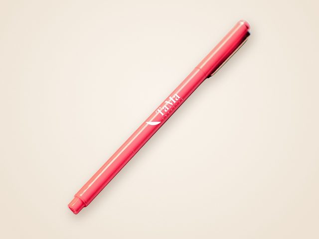 Mockup ilustrativo: marca-texto rosa com a marca TaMa