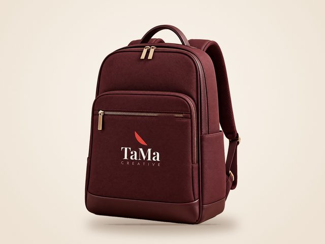 Mockup ilustrativo: mochila para notebook vinho com a marca TaMa