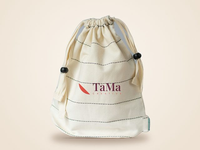 Mockup ilustrativo: mochila saco cru com a marca TaMa