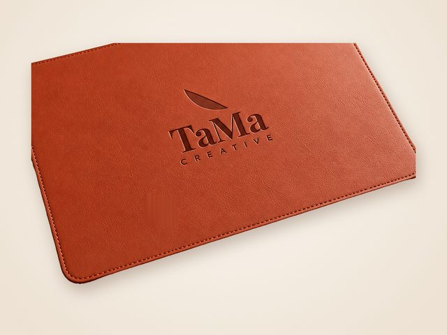Mockup ilustrativo: mouse pad caramelo com a marca TaMa