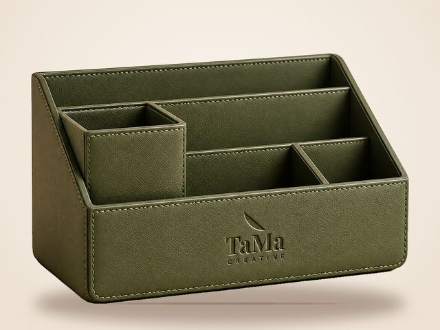 Mockup ilustrativo: organizador de mesa verde-oliva com a marca TaMa