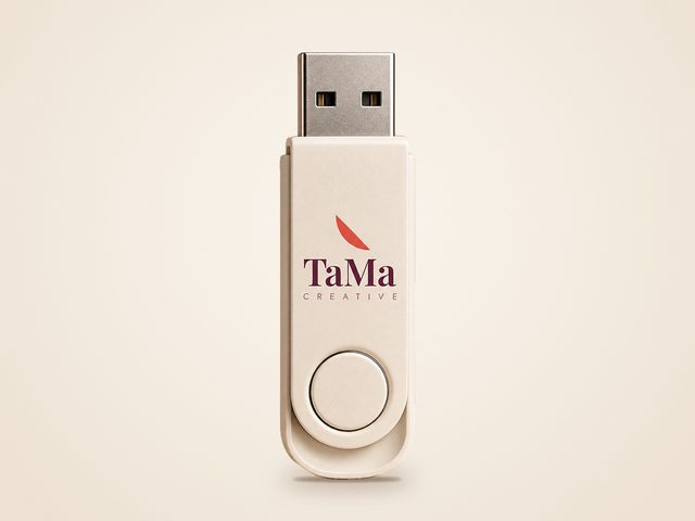 Mockup ilustrativo: pen drive giratório branco com a marca TaMa