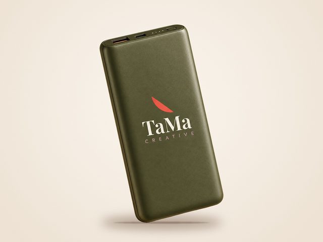 Mockup ilustrativo: power bank slim verde-oliva com a marca TaMa