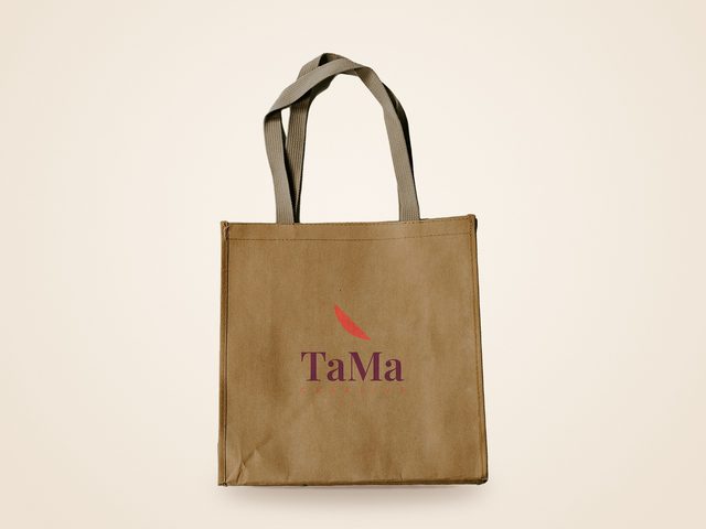 Mockup ilustrativo: sacola kraft kraft com a marca TaMa