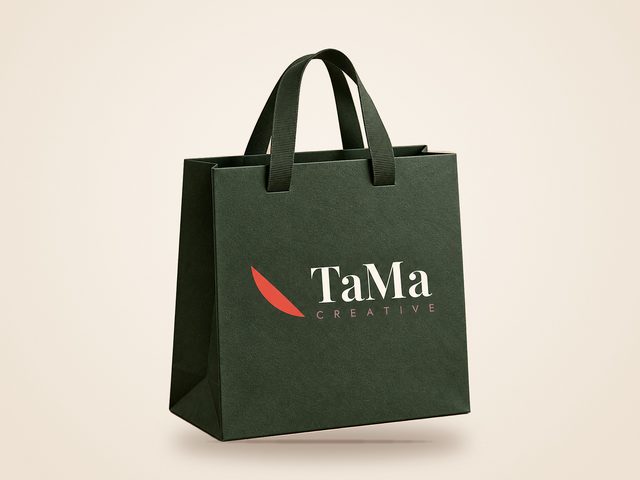 Mockup ilustrativo: sacola de papel verde com a marca TaMa