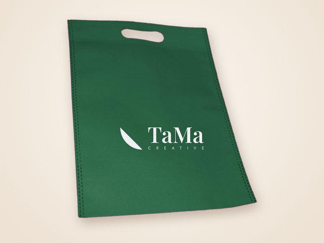Mockup ilustrativo: sacola de tnt verde com a marca TaMa