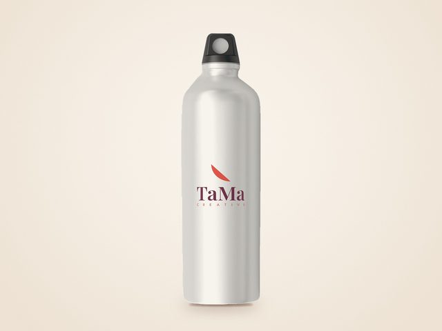 Mockup ilustrativo: squeeze de alumínio branco com a marca TaMa