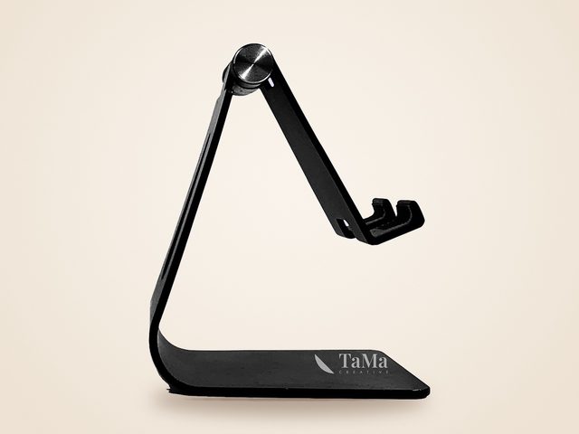 Mockup ilustrativo: suporte de celular preto com a marca TaMa